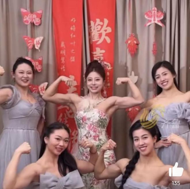 娘团展现超强肌肉：5个人里有3个世界冠军千亿球友会平台登录女健身冠军结婚！最强伴(图2)